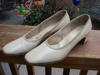 VINTAGE DeLISO BONE PATENT LEATHER WOMENS PUMPS 7 1/2  