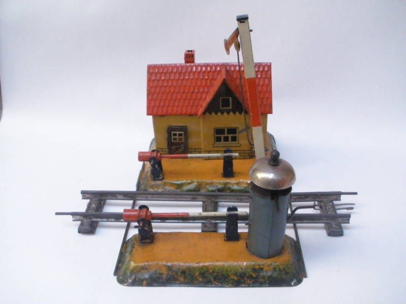 ANTIQUE KBN KARL BUB 0 SCALE RAILWAY LODGE TIN TOY  