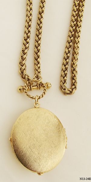 1928 JEWELRY BOUTIQUE FAUX CAMEO PENDANT LOCKET TOGGLE SNAKE CHAIN 