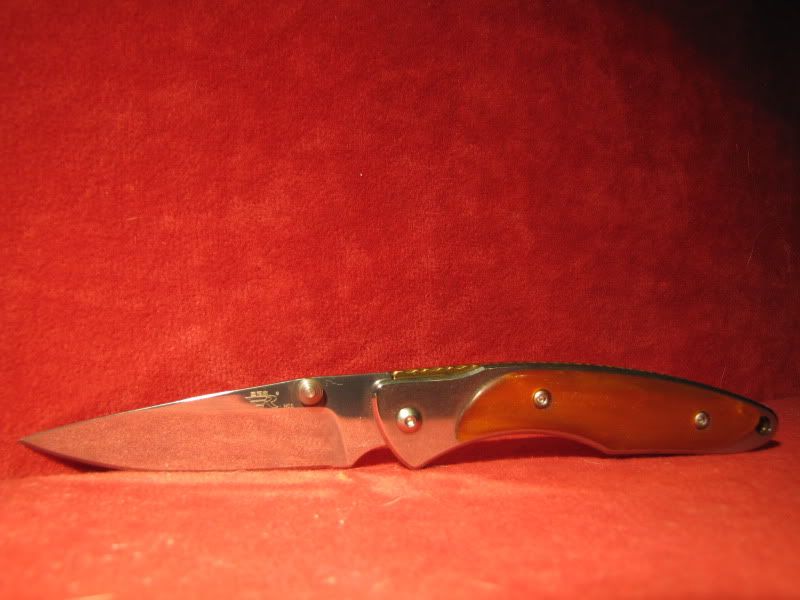 Sanrenmu is a China knife maker, but Sanrenmu is the authorized 