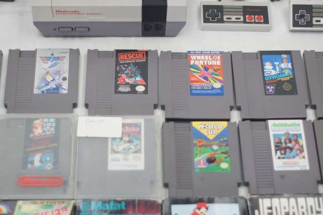 Nintendo NES Entertainment System Control Deck Console Bundle + 25 